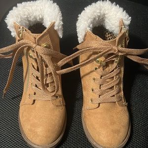 The cutest girls winter boots lightly worn grab them fast